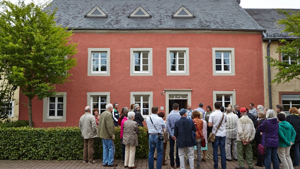 ArchitekTour der Kreisvolkshochschule Bitburg-Prüm am sanierten Anwesen Dietrich in Bickendorf, 2008 Denkmalpflegepreis der HWK Trier