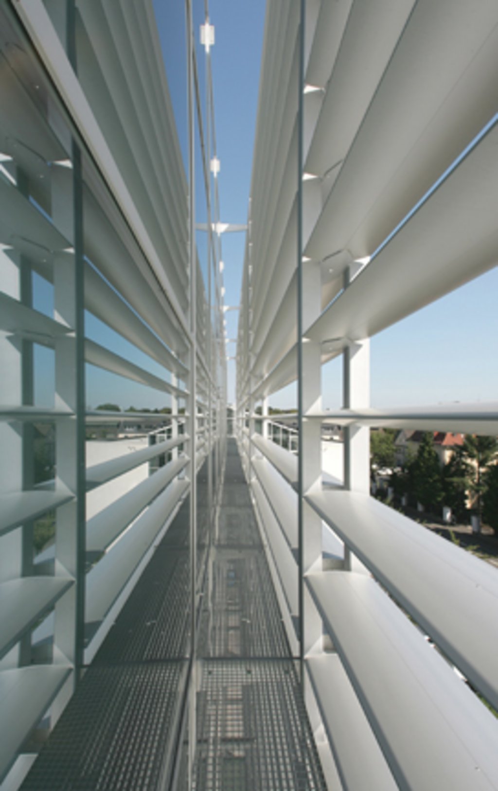 Glasfassade und Sonnenschutzkonstruktion