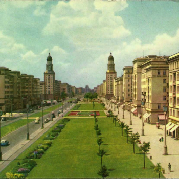 Die Stalinallee von Block G nach Westen, ca. 1957 (Postkarte)
