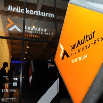 Eingang zum Zentrum Baukultur im Brückenturm, Rheinstraße 55, 55116 Mainz